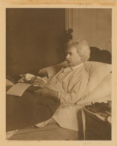  1906 Underwood & Underwood photograph of Mark Twain writing in bed.